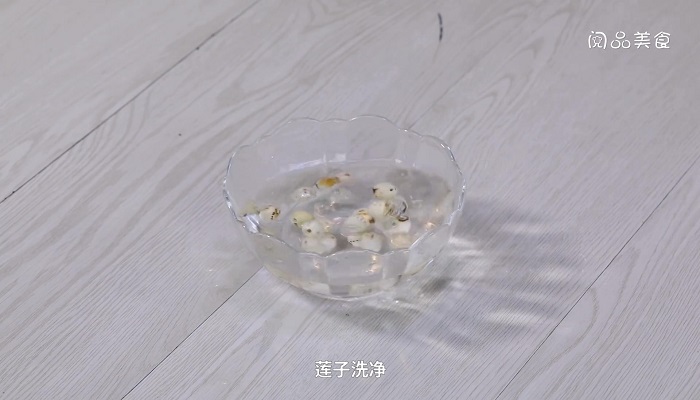 莲子绿豆汤做法步骤：2