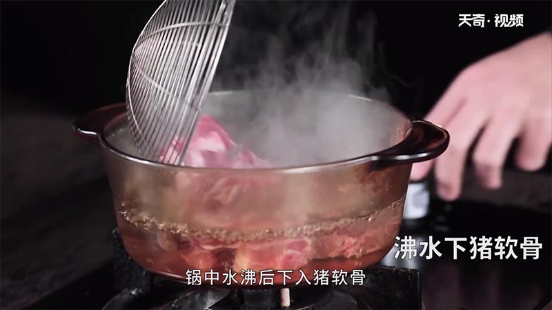 猪软骨焖黄豆做法步骤：2