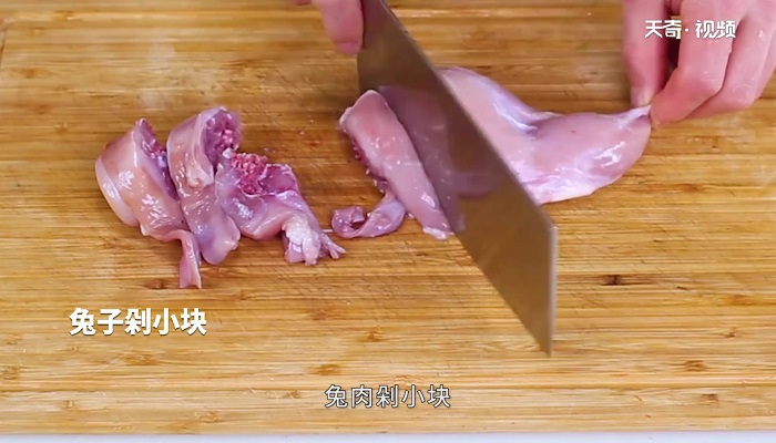 兔肉炖鸡做法步骤：2