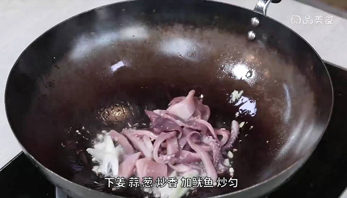 韭菜花炒鱿鱼做法步骤：8