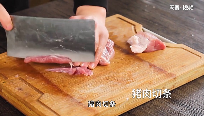 汆烫酥肉做法步骤：2